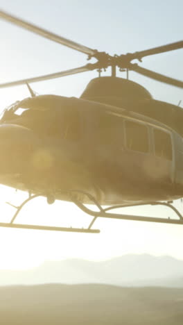 helicóptero volando en la puesta de sol del desierto