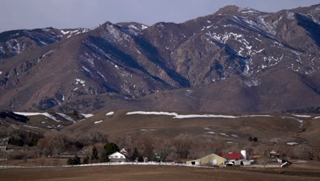 guida in auto nella campagna del front range del colorado sullo sfondo delle montagne rocciose