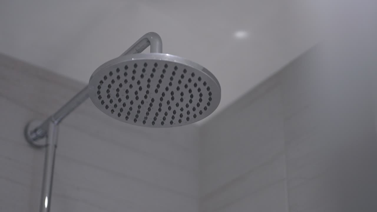 el cabezal de la ducha de cromo se enciende, el agua fluye