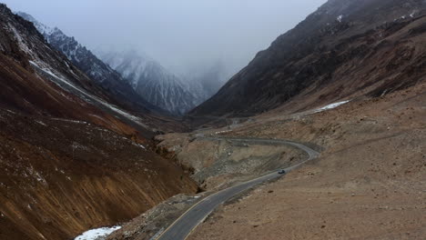 vista aérea de la autopista karakoram cerca del paso de khunjerab, valle de hunza, pakistán - disparo de drones