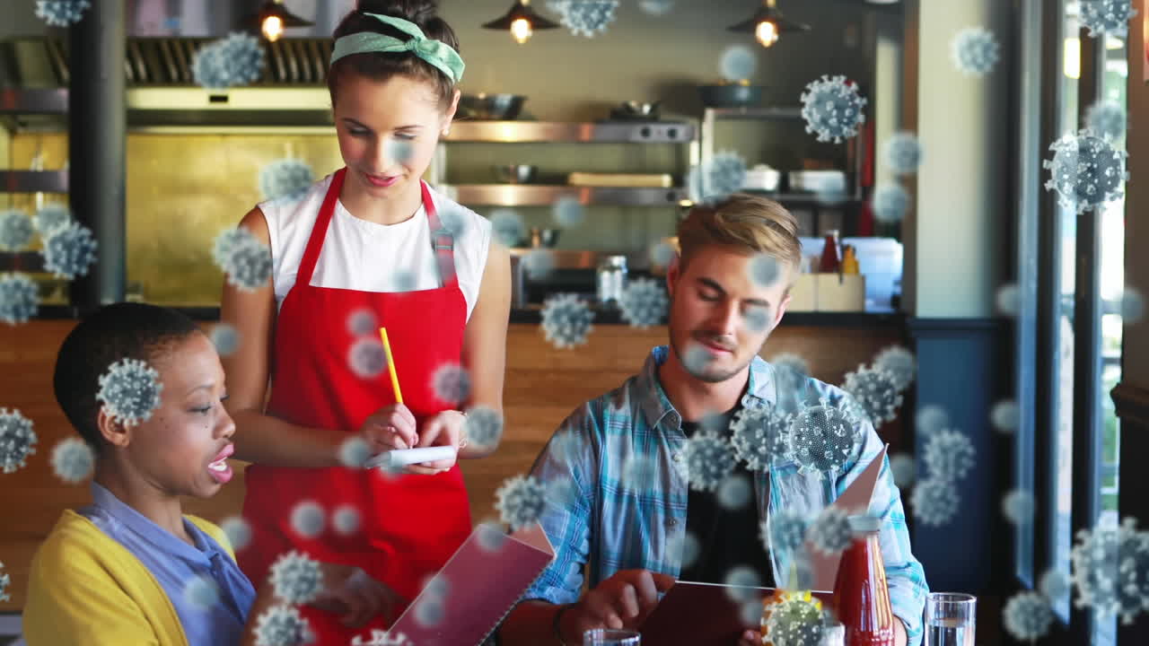 매크로 코로나19 세포가 웨이트리스에게 주문하는 두 인종 커플 위에 떠다니는 애니메이션