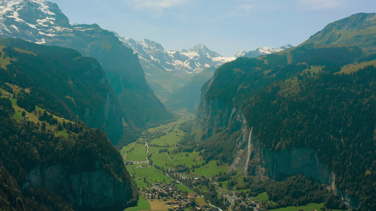 verano en el valle suizo entre las pintorescas montañas de los alpes, panorama aéreo