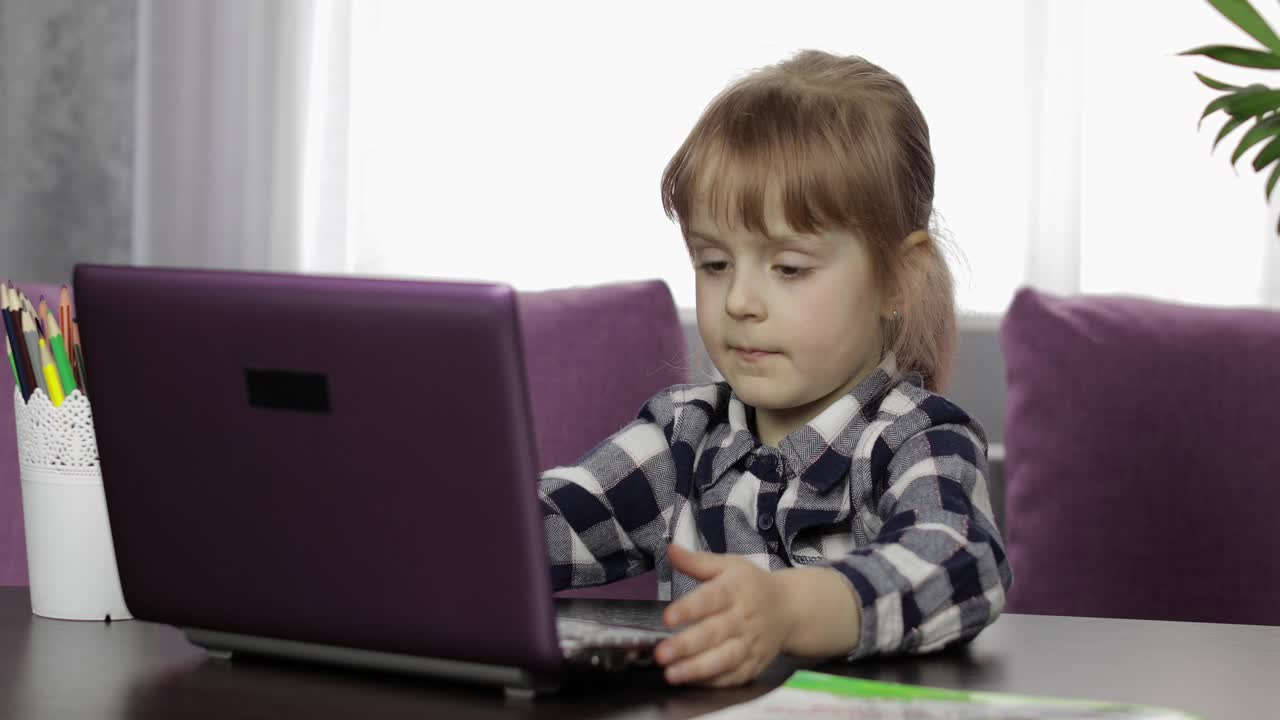 niña haciendo lecciones en casa usando computadora portátil digital. educación a distancia