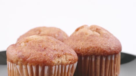 Muffins-Banana-Con-Fondo-Blanco-Enfoque-Superficial-Y-Girando-Lentamente