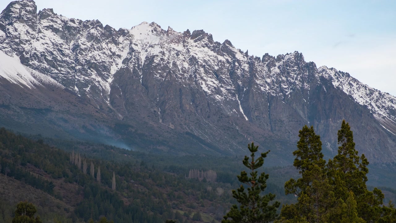 Timelapse di una cima montuosa al tramonto con nuvole che si formano e foresta verde in Patagonia, Argentina