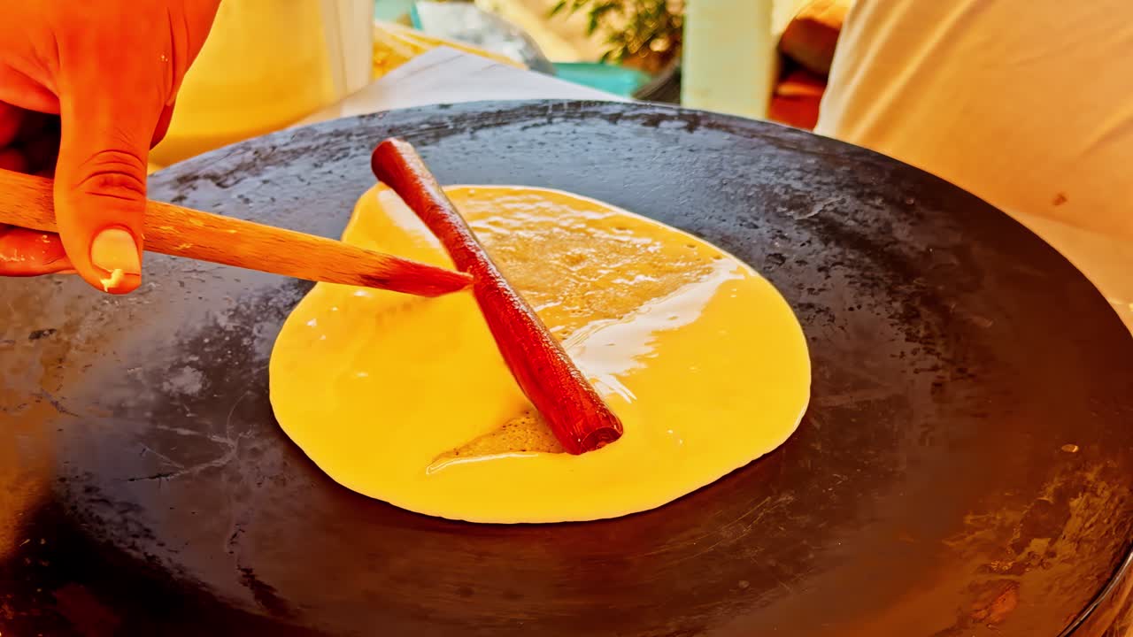 Preparazione di crêpe su una piastra calda nel mercato di Sharm El Sheikh