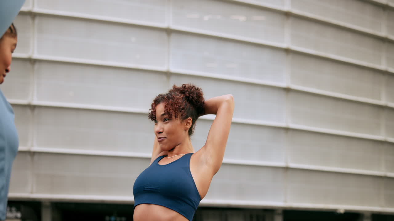 mujeres estirándose al aire libre