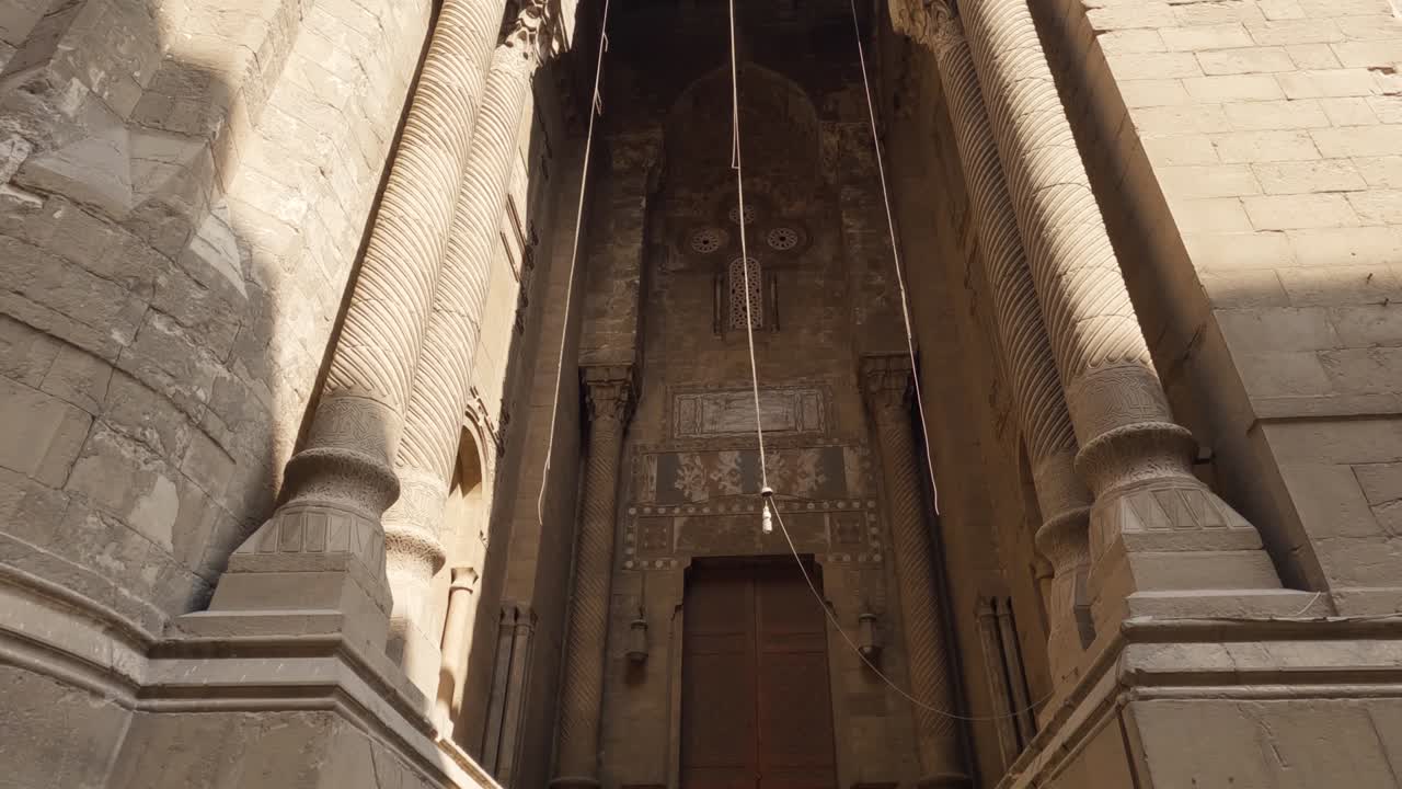 mezquita al-rifa'i o refaai, el cairo en egipto. ángulo de inclinación hacia arriba bajo