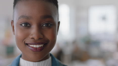 Retrato-Feliz-Mujer-De-Negocios-Afroamericana-Sonriendo-Disfrutando-De-Una-Exitosa-Empresa-De-Inicio-Orgulloso-Empresario-En-El-Espacio-De-Trabajo-De-Oficina