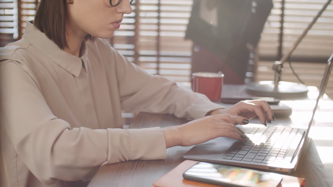 사무실에서 노트북을 사용하는 젊은 사업가