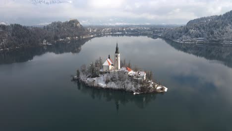 Lago-Aéreo-Desangrado-De-Iglesia-Peregrinación-Asunción-Maria-Día-Inclinar-Hacia-Arriba