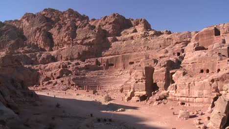 la gente monta burros cerca del antiguo anfiteatro en las antiguas ruinas nabateas de petra jordan 1