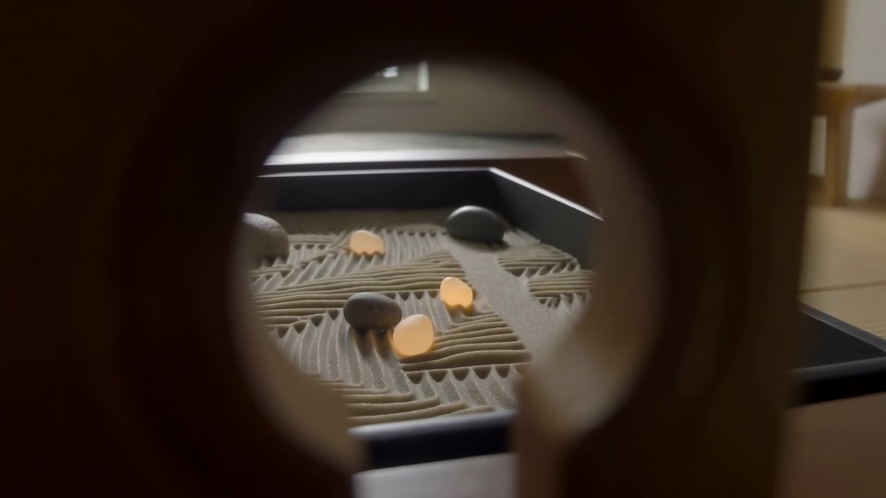 Abertura em forma de fechadura em madeira escura revela um interior minimalista com bandeja rasa, peças decorativas arredondadas, banquinho desfocado, luz neutra quente e uma composição suave e calma dentro de uma casa moderna.