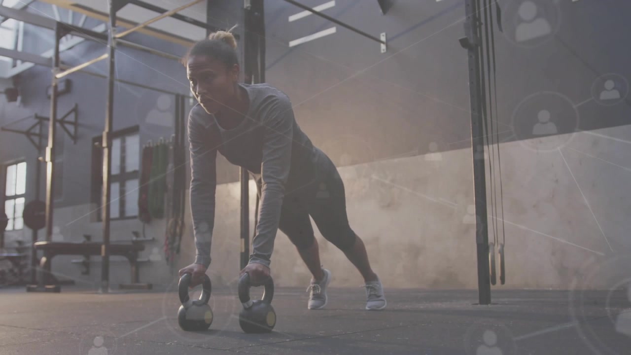 Woman placing KBs, bracing plank, doing single-arm rows in gym, HUD tracking reps for core strength