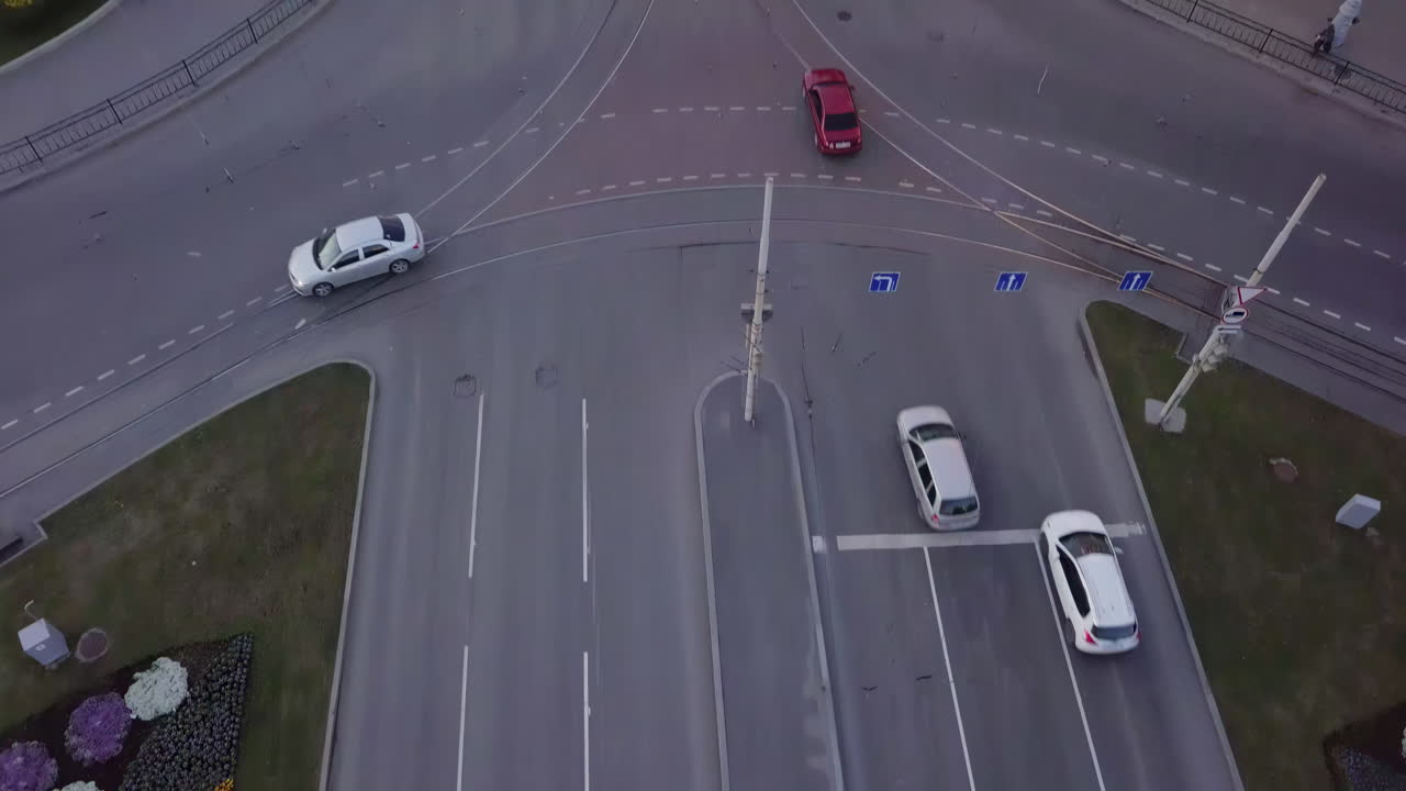vista aérea de la intersección de la ciudad con el tráfico y la gente
