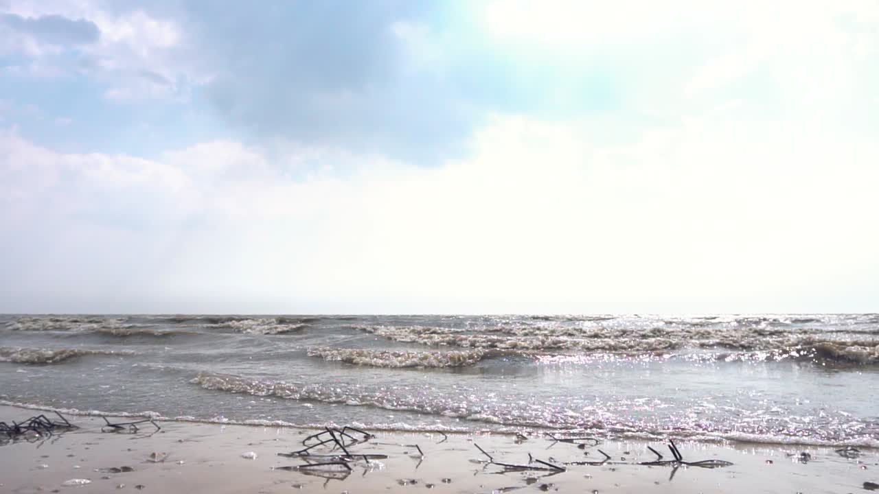 파도 와 구름 이 있는 해안 풍경