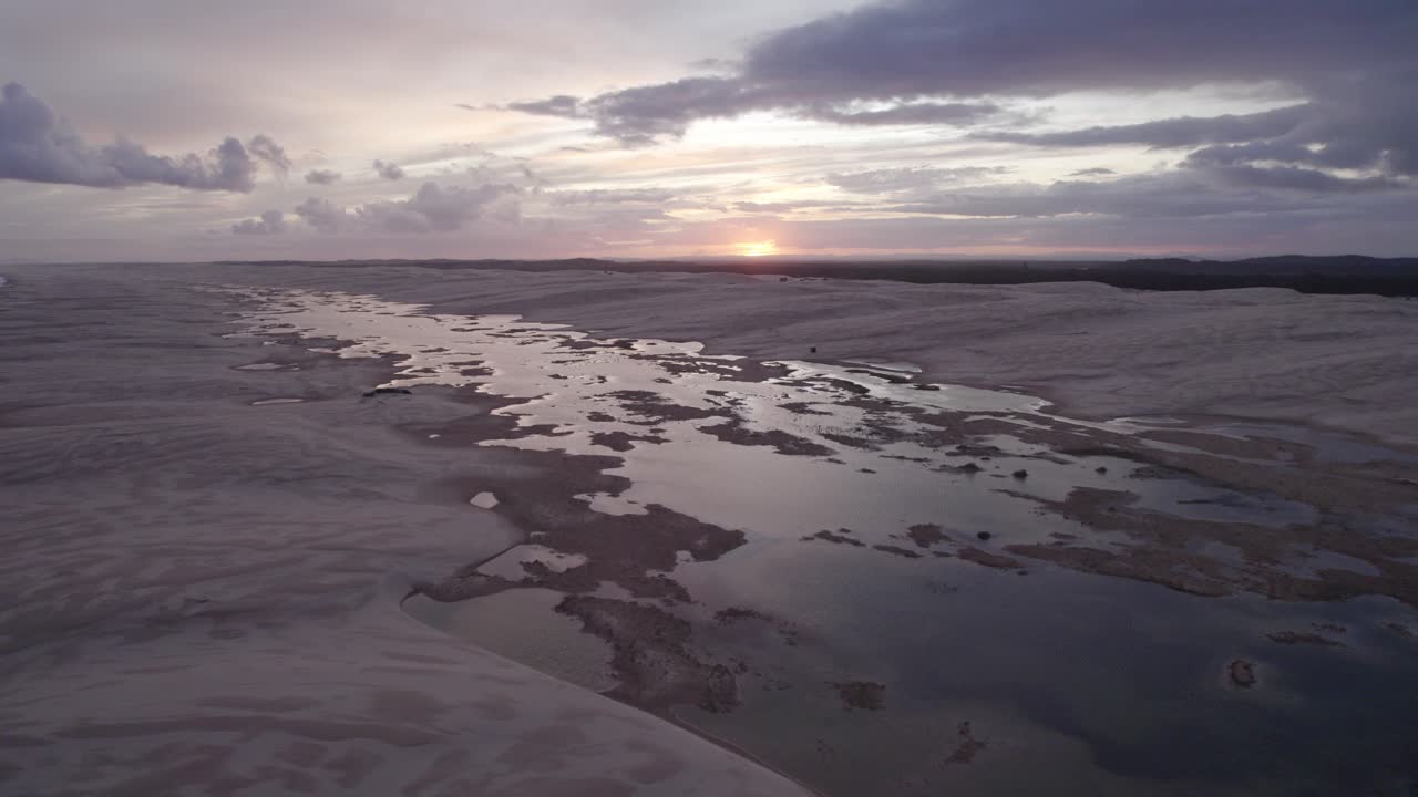 playa de dunas de arena de stockton contra el espectacular cielo del atardecer cerca del río hunter en nueva gales del sur, australia