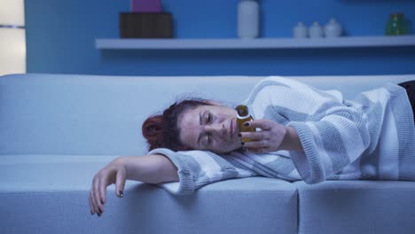 la mujer que mira las pastillas en su mano y va a suicidarse.