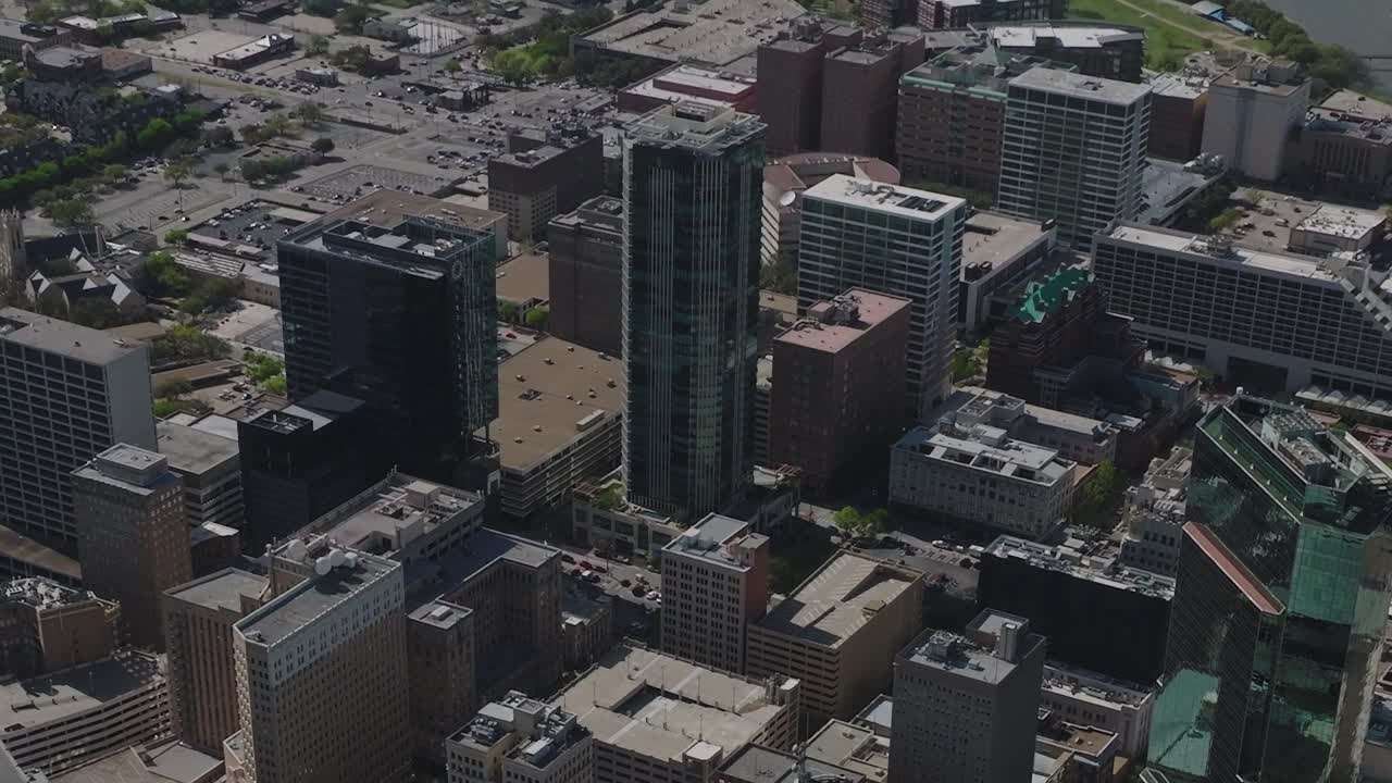 Näkymä Dallasin (Texas) keskustaan yläilmoista, kaupungin rakennukset ja tiet