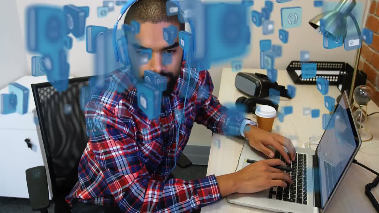 animación de iconos azules volando sobre un hombre trabajando en casa y usando una computadora portátil