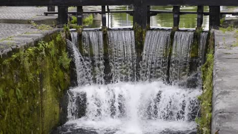 Eine-Schleuse-Am-Canal-Grande-In-Dublin-Füllt-Sich,-Wo-Früher-Lastkähne-Alle-Arten-Von-Gütern-Nach-Dublin-Transportierten,-Bevor-Der-Motortransport-Aus-Zentralirland-Erfolgte