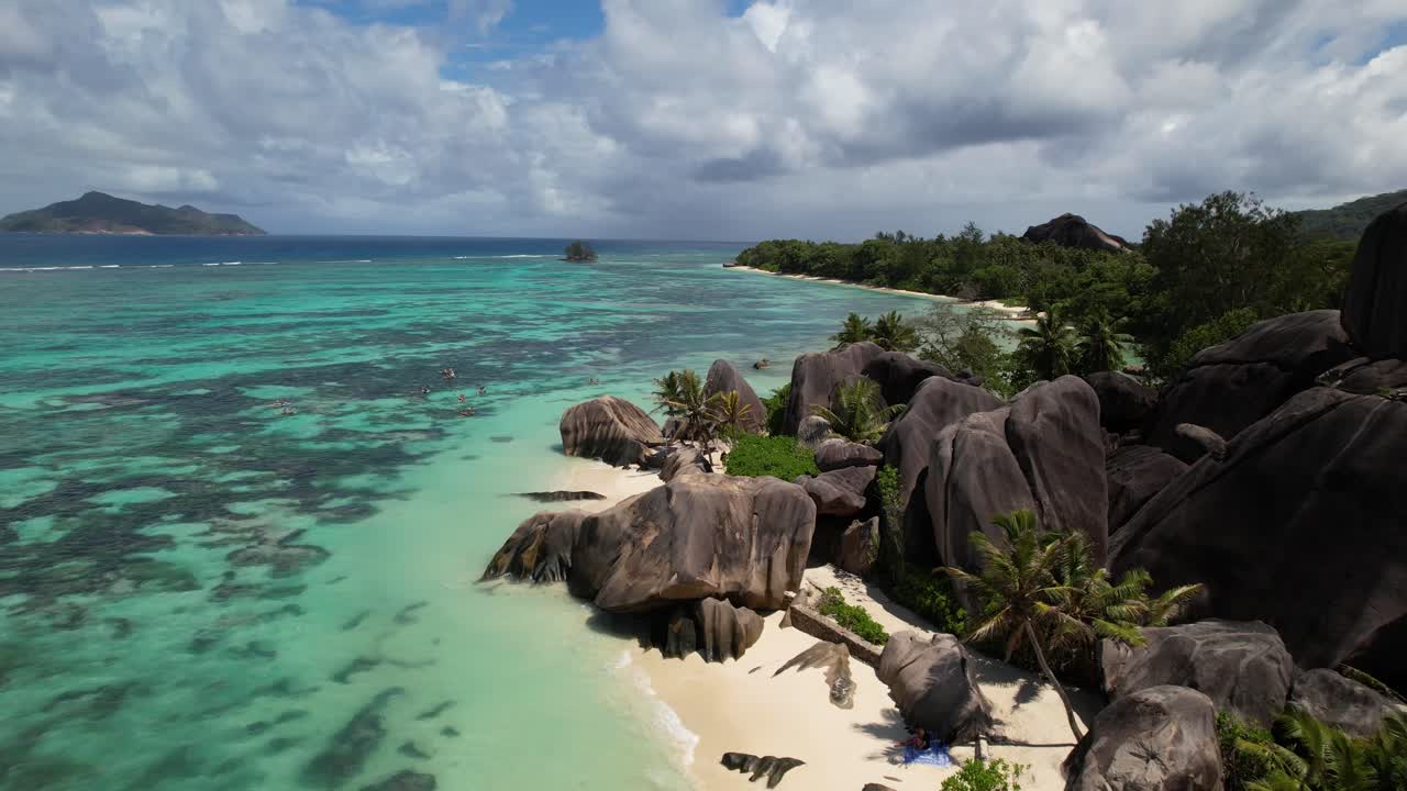 Una delle spiagge più famose del mondo alle Seychelles