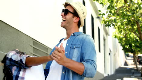 Pareja-Joven-Está-Bailando-En-La-Calle-