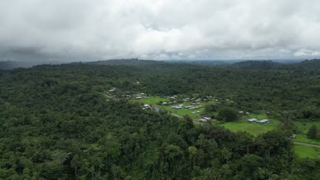 Fernstation-Auf-Einem-Plateau-Im-Hochland-Von-Neuguinea