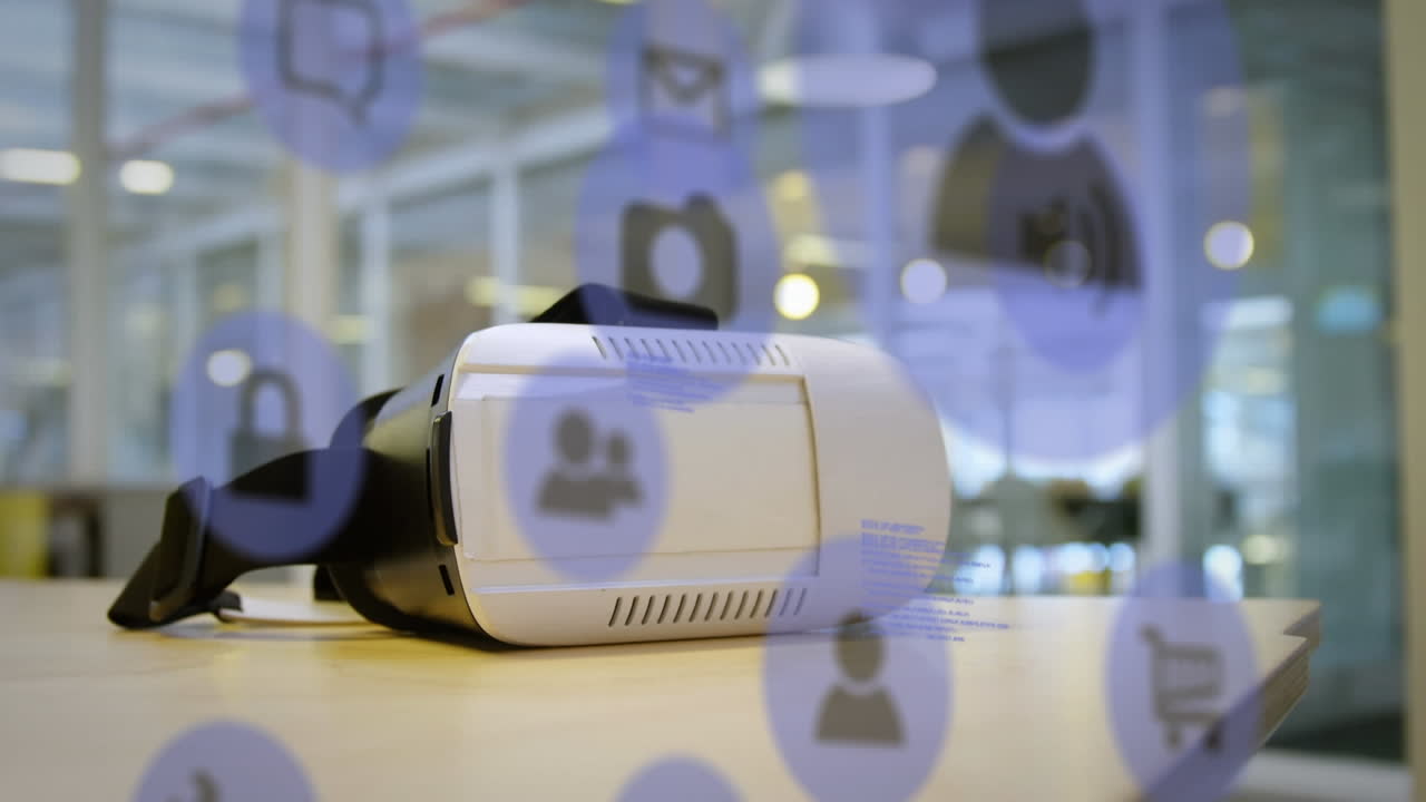 Animazione di elaborazione dati e icone di social media su un visore VR