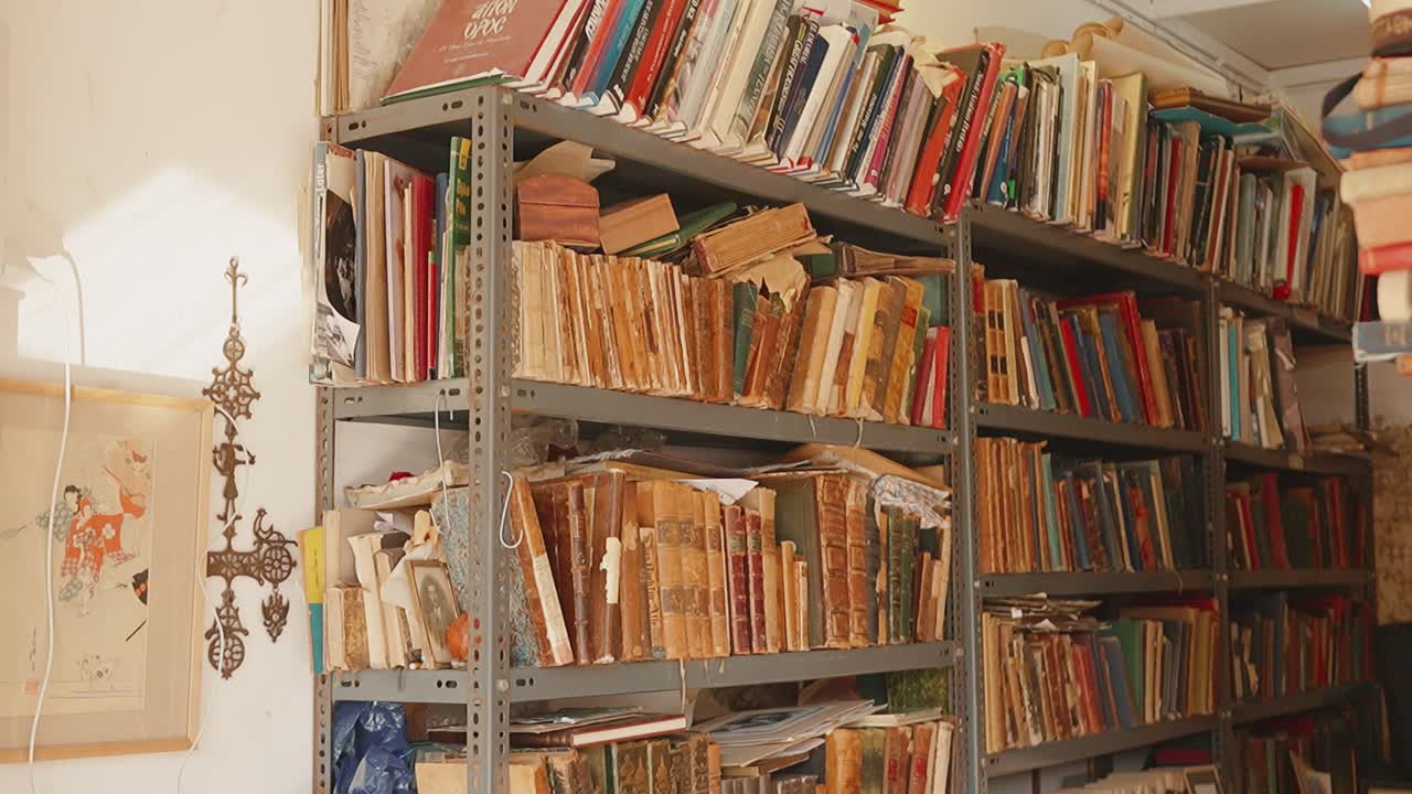 Scaffali di libri antichi in una stanza accogliente, che evocano nostalgia e storia