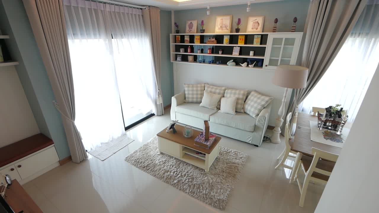 개방형 주택의 밝고 아늑한 거실 장식