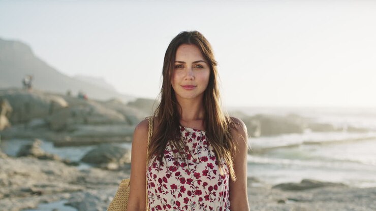 Retrato de mujer, playa y vacaciones de viaje