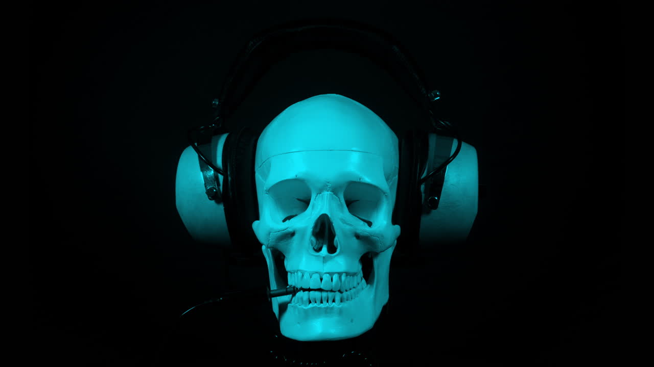 cranio umano con cuffie