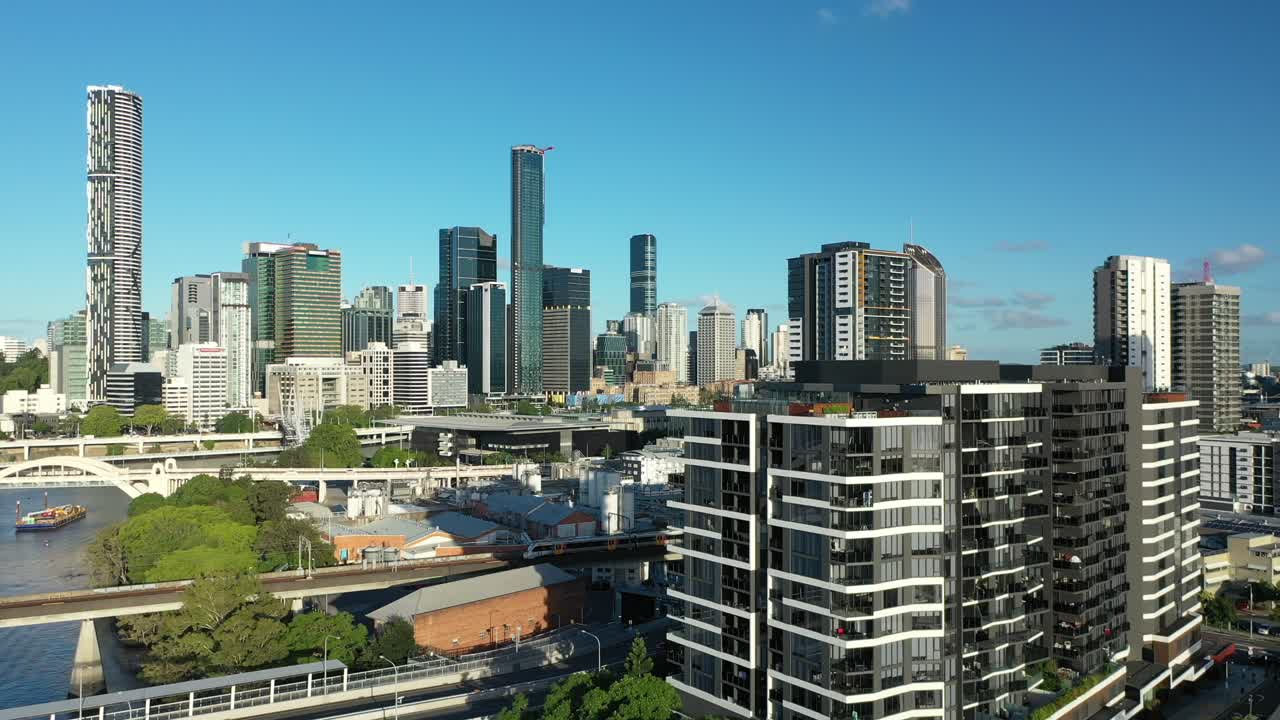 서쪽 끝에서 브리즈번 도시 경관의 놀라운 아름다움을 즐기십시오.