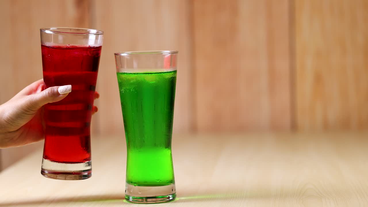 축하 토스트에서 두 잔이 걱거리고 있습니다.