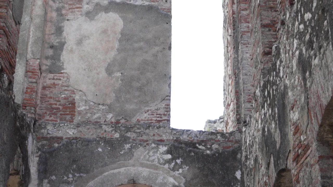 Archi in pietra consumati dalle intemperie e rovine di un antico sito storico ad Haiti