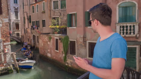 hombre usando teléfono en venecia, italia