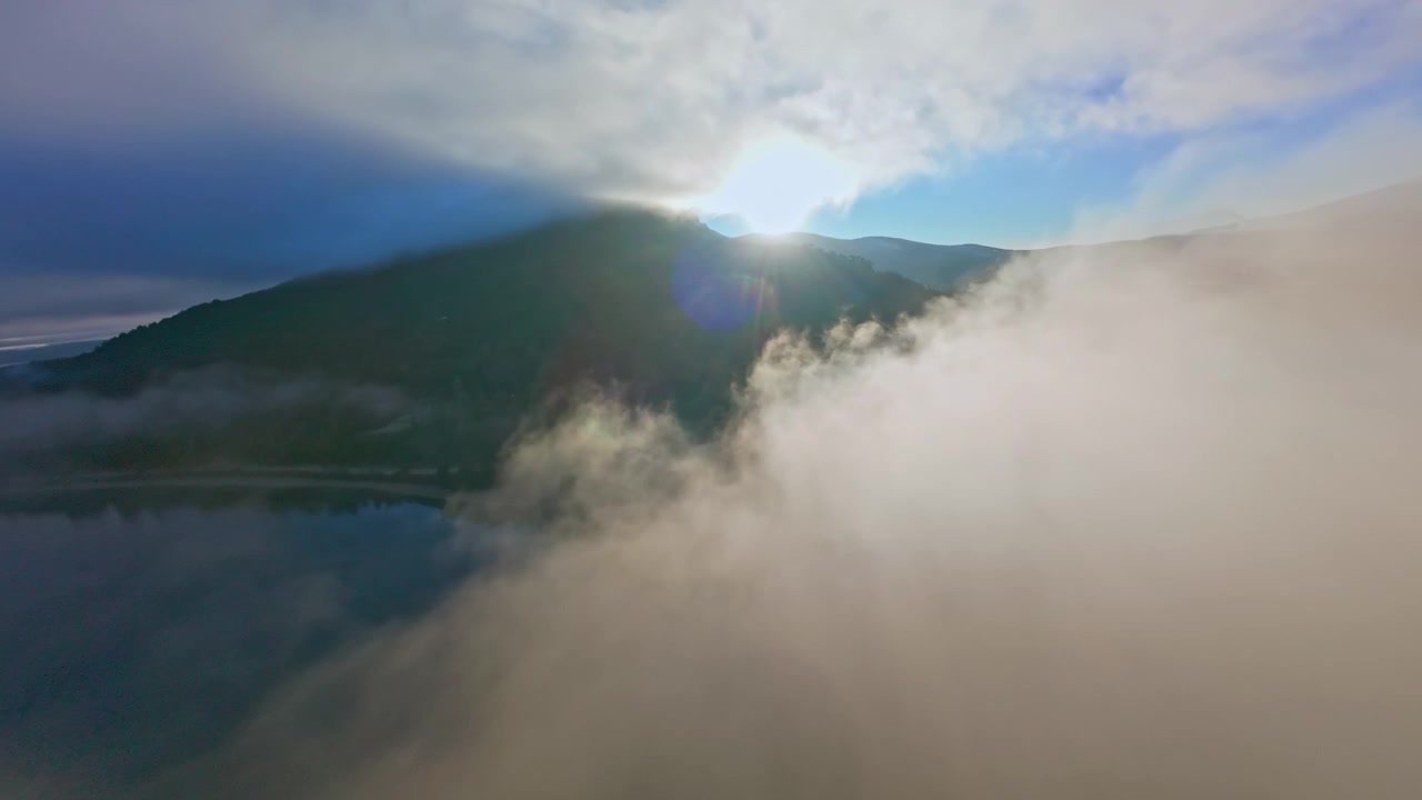 Alba maestosa su un lago di montagna mentre la nebbia si dirada