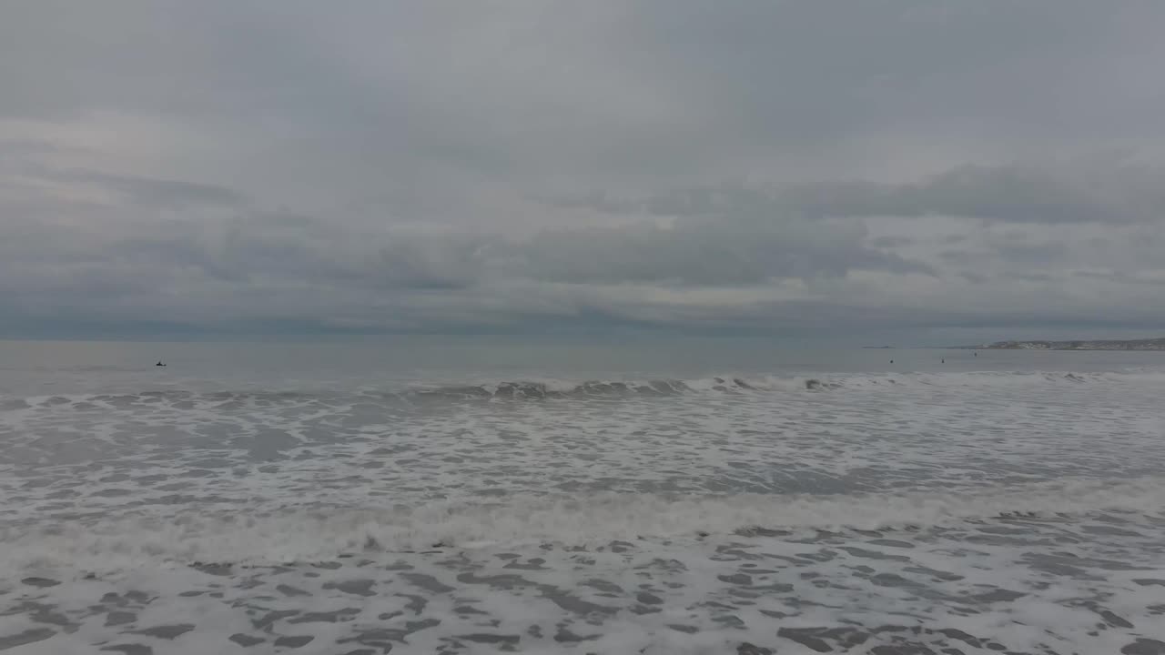 안개가 자욱한 날 미국 매사추세츠 헐 난타스켓 해변의 흐린 하늘 아래 파도가 부서지고 있다