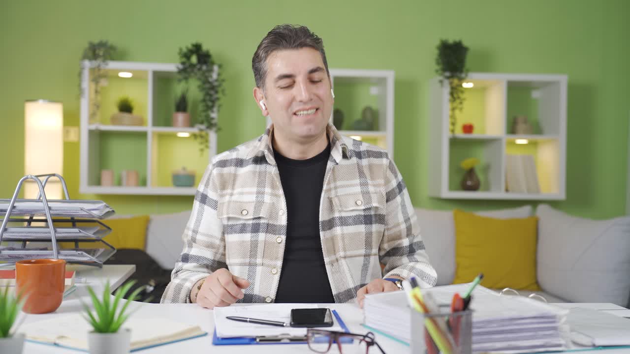 hombre de negocios maduro trabajando en la oficina de casa hablando por teléfono.