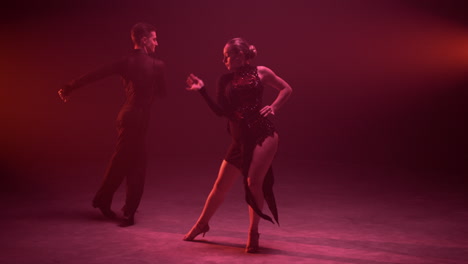 pareja de salón de baile bailando cha cha cha en el interior. pareja de baile realizando una competencia