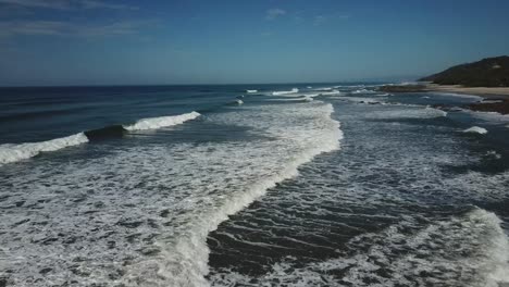 relajantes imágenes aéreas sobrevolando el océano y las olas chocando lentamente contra la costa, santa teresa, costa rica