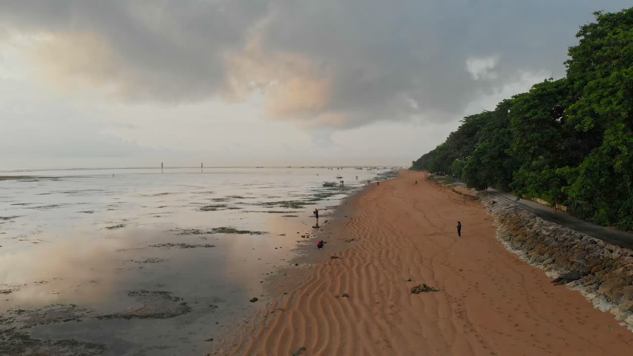 Daggry i Sanur med båter ved kysten. Indonesia, Bali