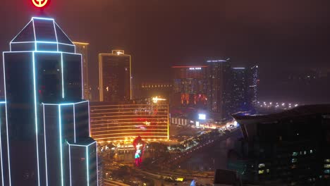 hora nocturna iluminada ciudad de macao centro de la calle vista aérea panorama 4k china