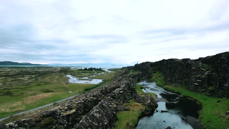 Río-En-El-Parque-Nacional-De-Thingvellir,-Islandia,-Video-Aéreo