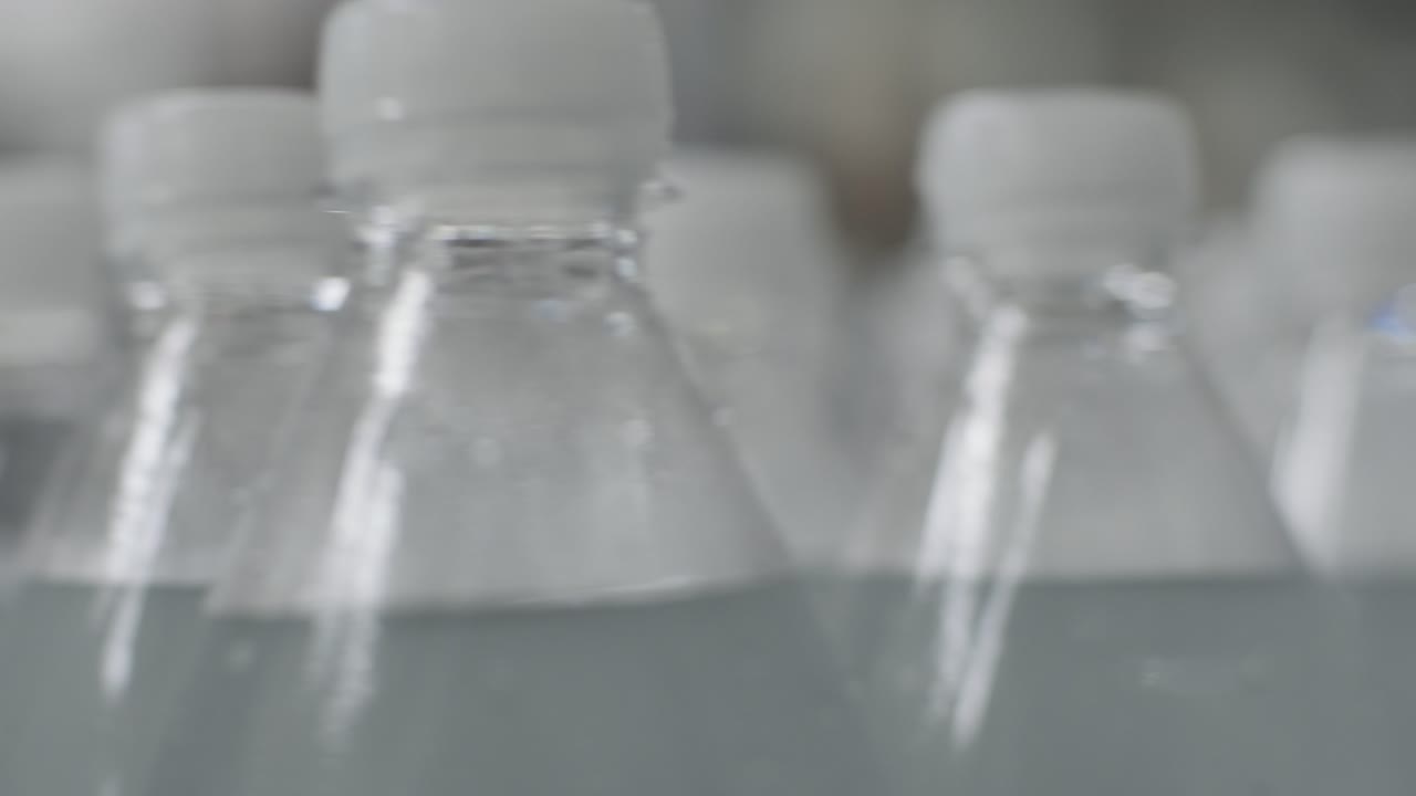 현대 음료 공장 에서 음료 물 병 을 담은 컨베이어 벨트