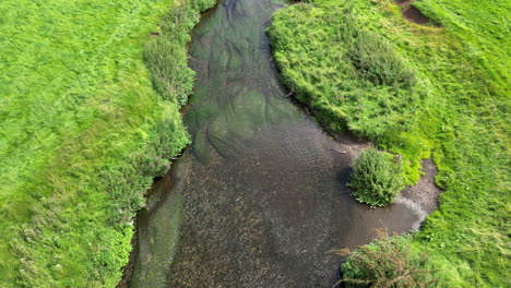 el exuberante campo verde y el sinuoso río arrow en warwickshire, inglaterra, visto desde el aire