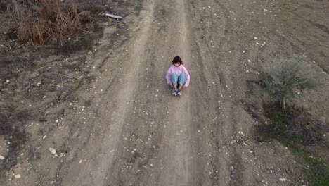 Un-Niño-Solitario-Juega-Solo-En-Una-Patineta-En-Un-Camino-De-Tierra