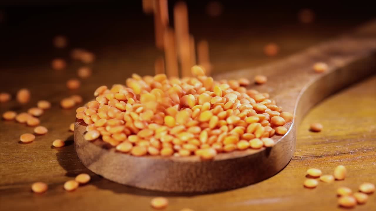 lentejas rojas. la lenteja (lens culinaris o lens esculenta) es una leguminosa comestible.