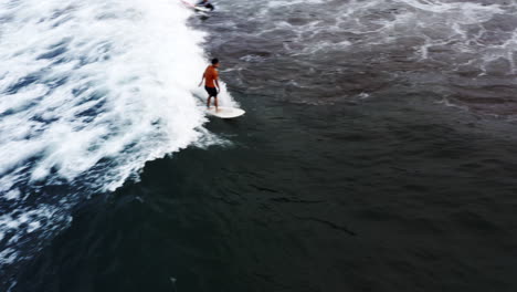 surfistas montando olas en el océano